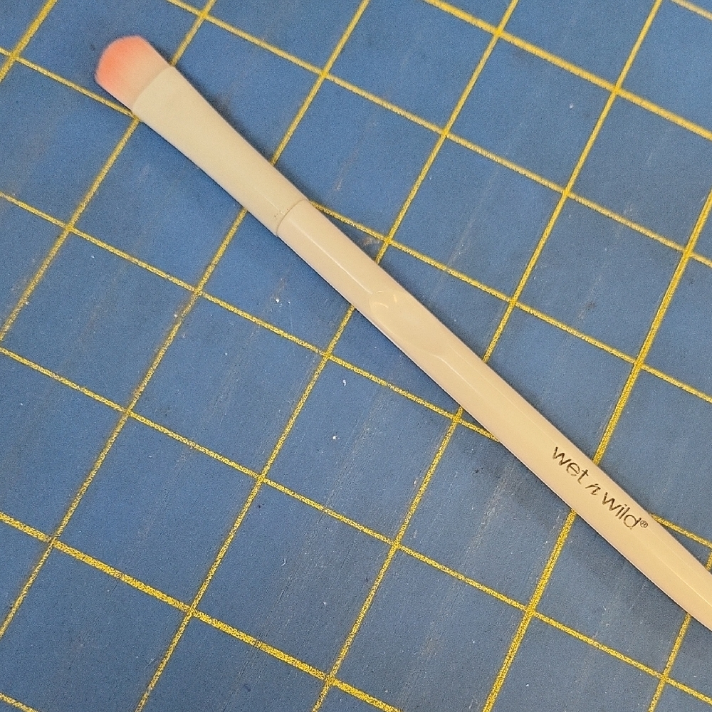 Wet n Wild Makeup 6" Crease Brush with Pink Tip